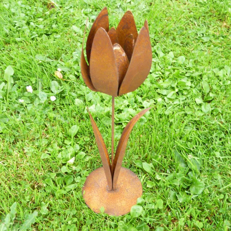 Blume Metall Deko Tulpe rostig auf Bodenplatte @