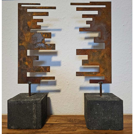 Doppelobjekt Stahl Skulptur in Stein