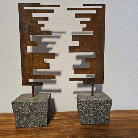 Doppelobjekt Stahl Skulptur in Granit Stein