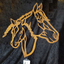 Pferd mit Fohlen aus rostigem Metall als Wandbild