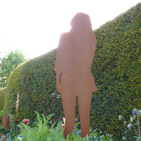 Figur Frau 165 cm mit Bodenstecker 8 mm Corten