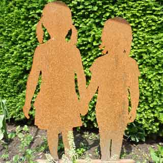 Mädchen halten Hand als Stahl Kunstobjekt Skulptur Garten